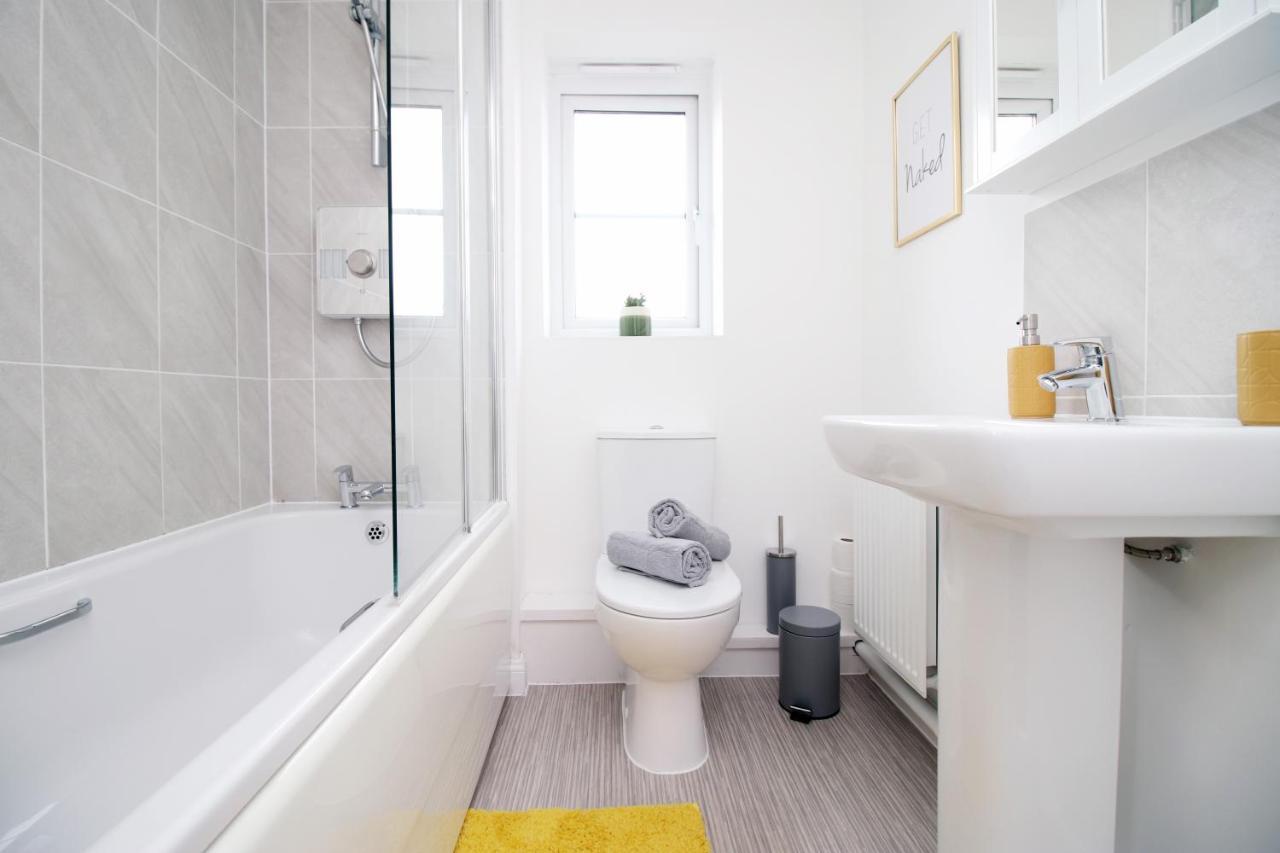 No 43 Stadium Views By Ssw - 2Br, Parking, Sleeps 4, 3Min Walk To Stadium, 10Min Drive To City Centre, Marina And Close To M4 Morriston 외부 사진